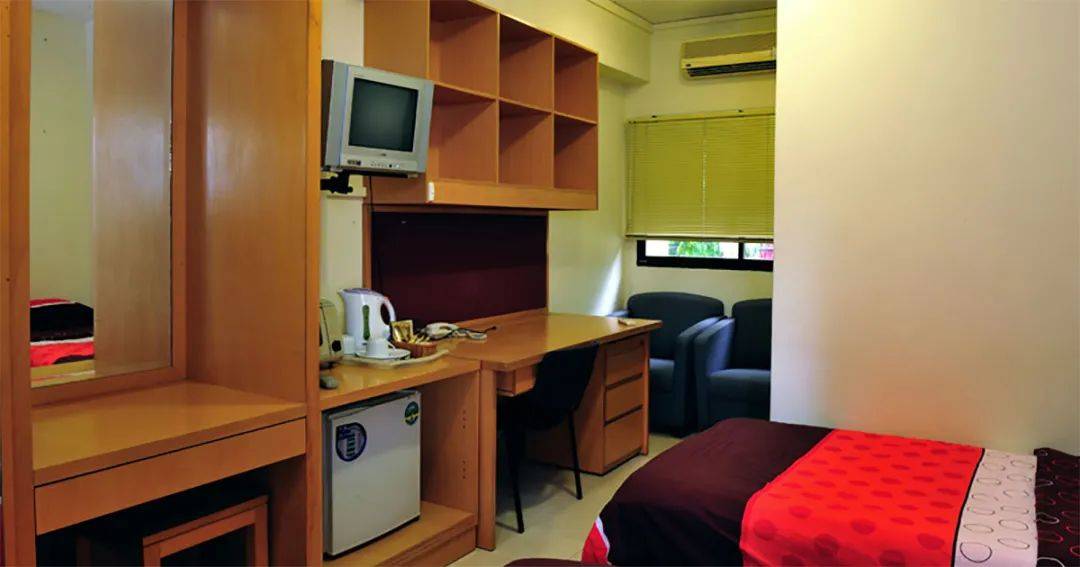 新加坡国大毕业男子,潜入女生宿舍……偷走了一个情趣用品