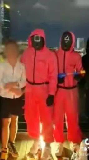 找骂！超十人在滨海湾步道野餐狂欢还发视频