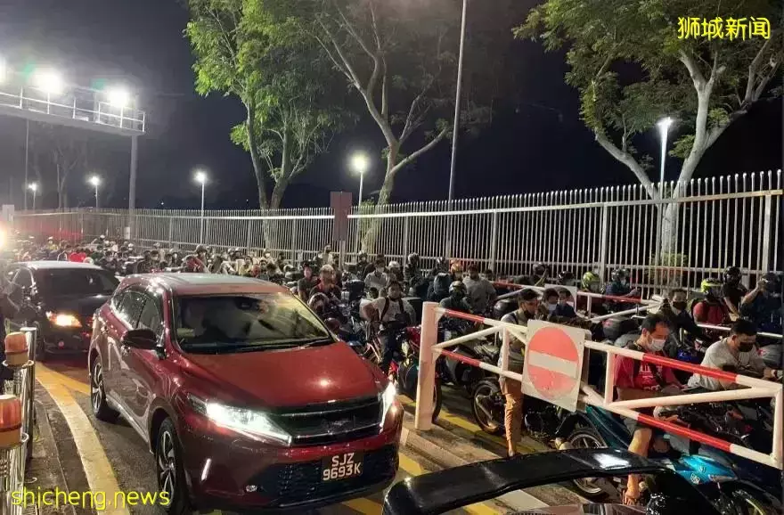 新加坡&马来西亚大堤挤爆了，人人人仌众、车车车䡛轰
