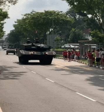 坦克、戰鬥機、傘兵出動！55年了，新加坡終于讓全世界感動哭泣