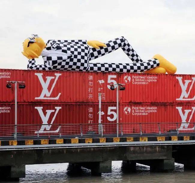 GUCCI的多啦A梦,LV的红色货柜,新加坡乌节路潮出新花样
