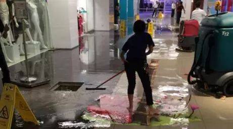 昨天!新加坡遭40年来最强暴雨袭击,全岛多处被洪水淹没,驾车犹如水中行船