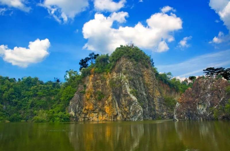 新加坡“小桂林”公园一妇女掉落湖中，幸遇英国游客及时施救