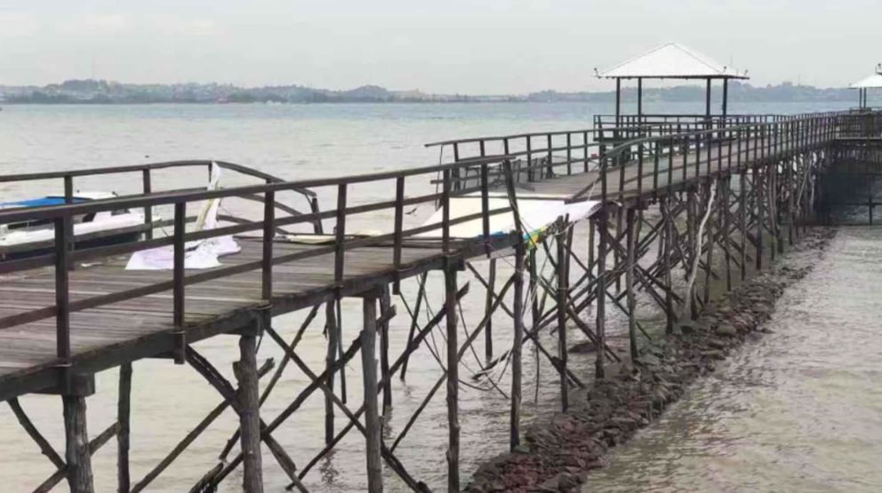 新加坡“后花园”五星级度假村木桥坍塌，至少26人坠海！
