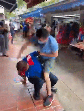 視頻曝光！新加坡兩男子大街上憤怒互毆，一人滿臉是血