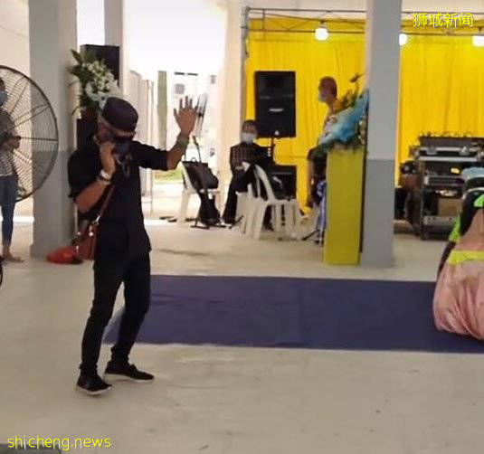 组屋楼下办丧事 非情非故阿叔 随歌起