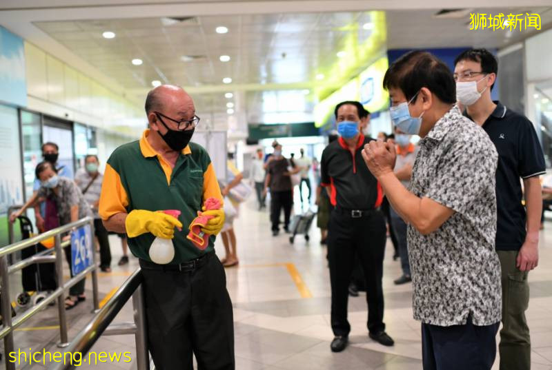 爭議！新加坡巴士、地鐵上的安全距離貼紙全撕了!