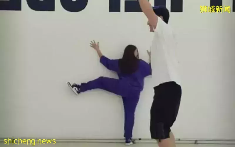 与陈泓宇拍视频 瑞恩大跳“壁虎”舞