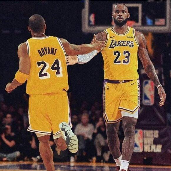 新加坡送餐员直播与交警击掌,网友:隔着口罩都能感受到迷人微笑