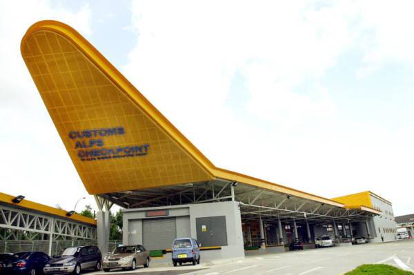 关卡拒停受查 男子踩油门逃弃私烟