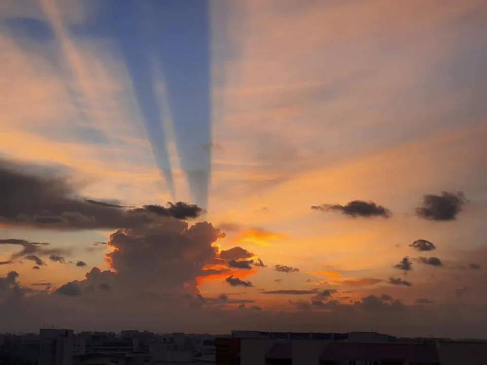 罕见!新加坡再现神奇天象,万道光芒从天空射下,50张美图刷屏