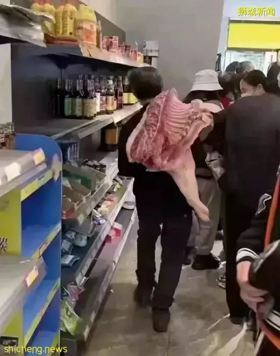 李显龙总理发声,挺中国防疫!上海的新加坡人晒冰箱,这些岛上阿姨曾囤出一个超市