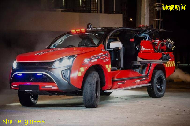 新加坡一辆大货车突然着火，附近司机赶忙救人、“红犀牛”火速到场瞬间灭火