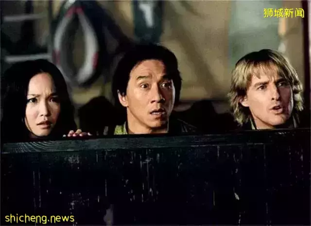 成龙和空姐搂肩照流出,还要电话、地址?女方回应!他两次为新加坡做好事而被骂