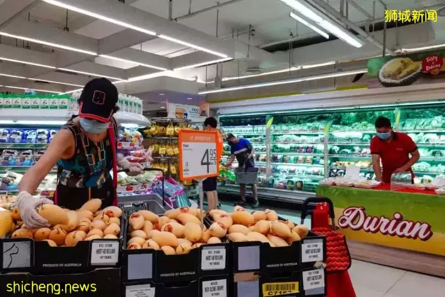 实拍新加坡超市鲜鸡被抢空、小贩关门!全球20多国家禁止这些粮食出口