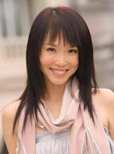 新加坡第一美女近照,穿三角裤腿长,49岁皮肤如同20岁美少女