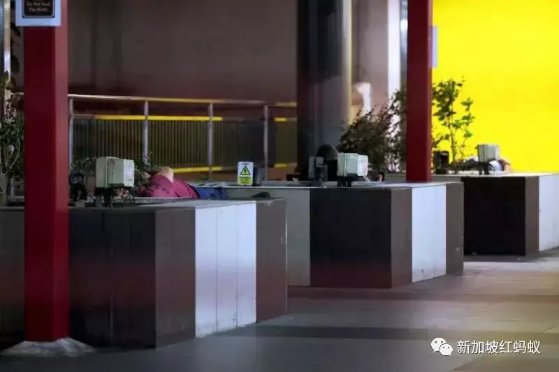 新加坡北部地鐵站出現多名街友　有人有家歸不得有人付不起房租