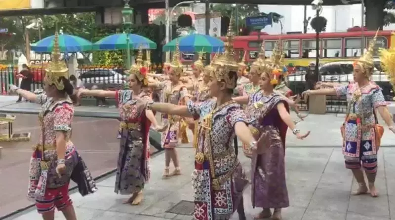 为信众飞泰包场 曹国辉代拜四面佛