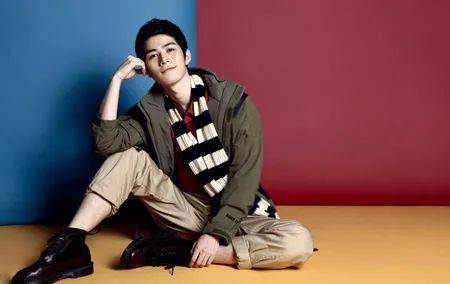 活捉到一只陈学冬!在新加坡跟男明星一起上网课也太幸福了吧!他读的是什么学校