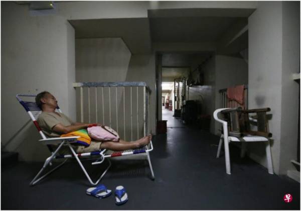 回国收租遇锁国 印尼定居阿叔困狮城 睡楼梯口5个月