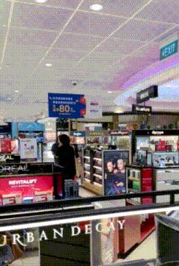 聽說很多人去了樟宜機場免稅區逛街？我們翹班去體驗了一把