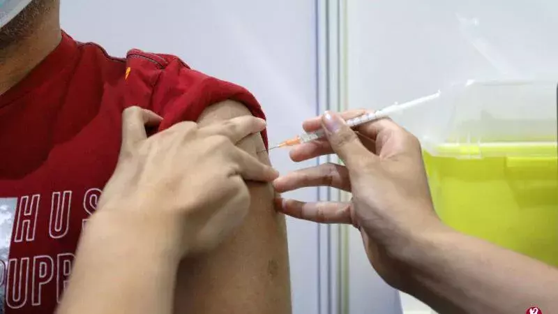2辉瑞+2国药仍不足 新加坡六旬妇将打第5剂疫苗