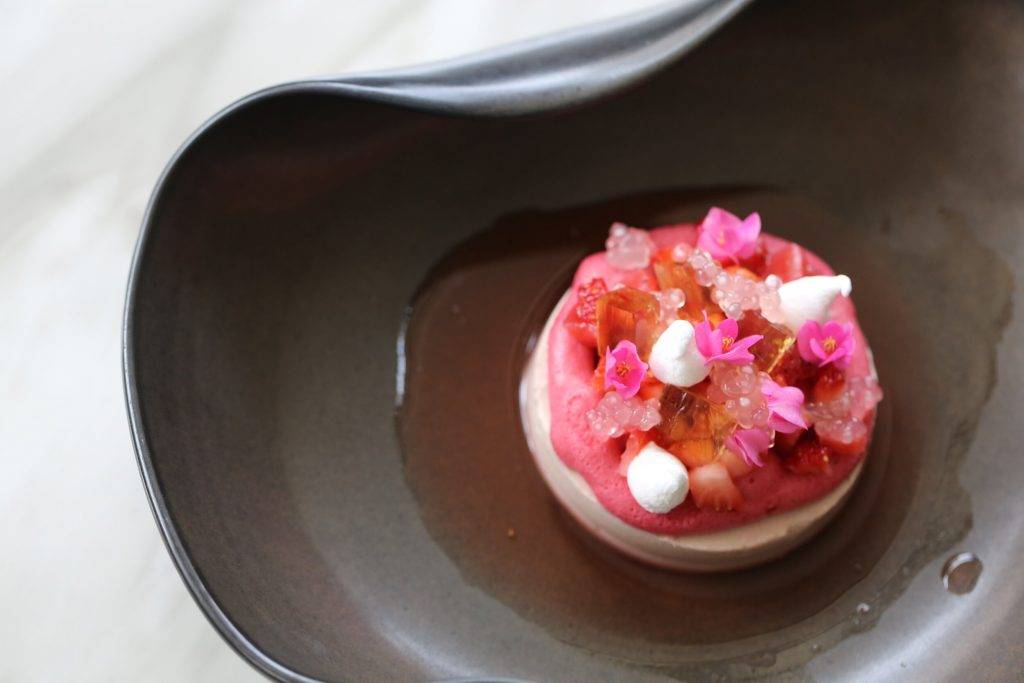 浪漫櫻花季甜點🌸 限量版“草莓櫻花”下午茶，空運花瓣+仿真造型！好看到舍不得吃啦