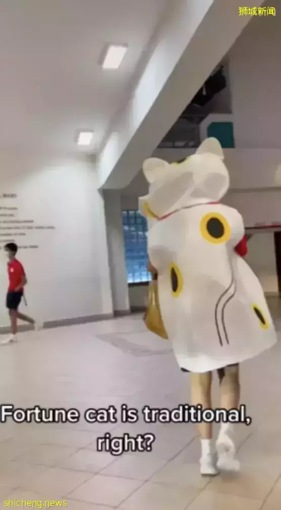 新加坡学生除夕夜穿着招财猫服装上学火了