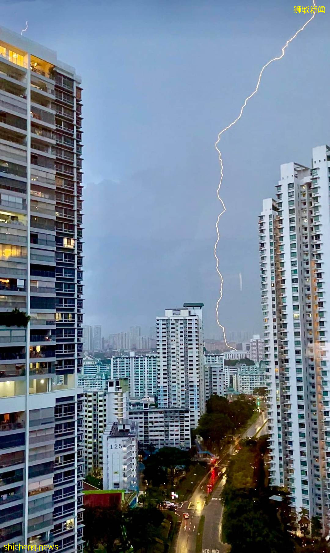 刷屏！黑雲壓城、電閃雷鳴...大雨前的新加坡超有“大片感”