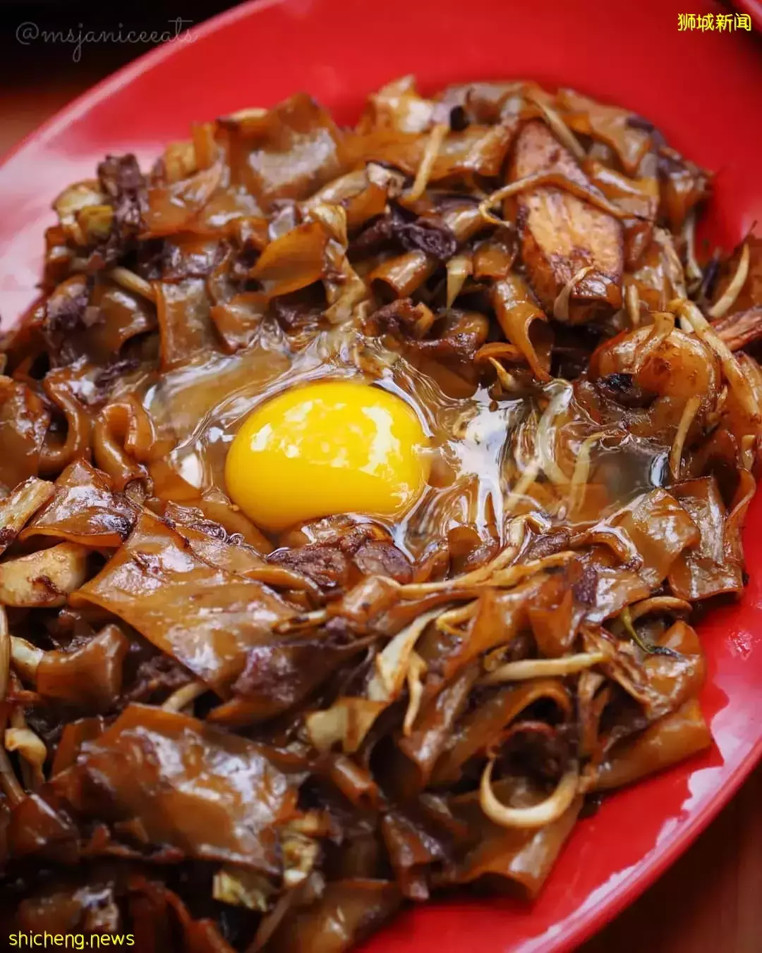 咖啡店里的煮炒小档🤤 现点现炒、锅气十足!Q弹滑顺的月光河粉一大盘才S$5🔥