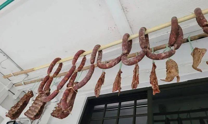 惊！新加坡组屋走廊挂满了猪耳朵、猪大肠和腊肠