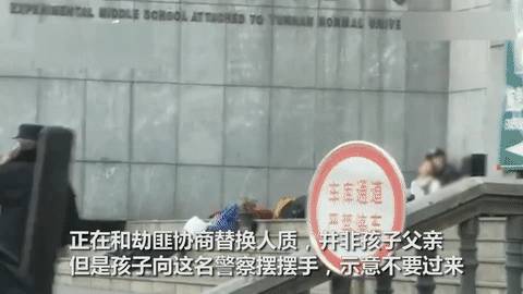 警察下跪震驚全網,實拍昆明人質劫持案有多驚心動魄!新加坡的警察也曾這樣做