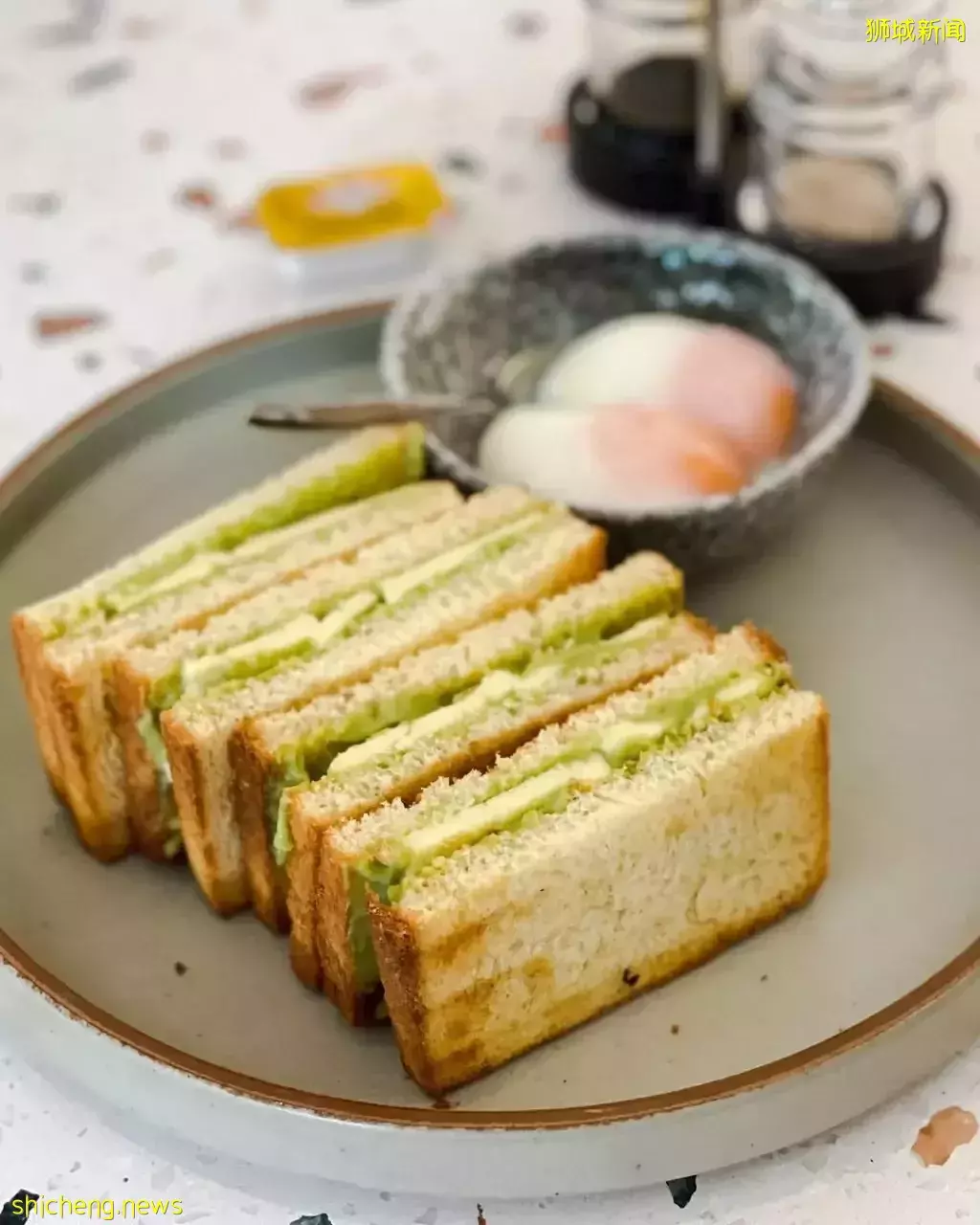 每天叫醒我的不是梦想 · 而是吃早餐! 盘点新加坡10家人气爆棚的咖椰吐司铺 · 香醇口感+爆浆牛油 · 确定不来一口吗