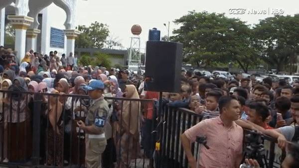 实拍!印尼19岁男子被当街鞭刑146下!打得比新加坡还狠