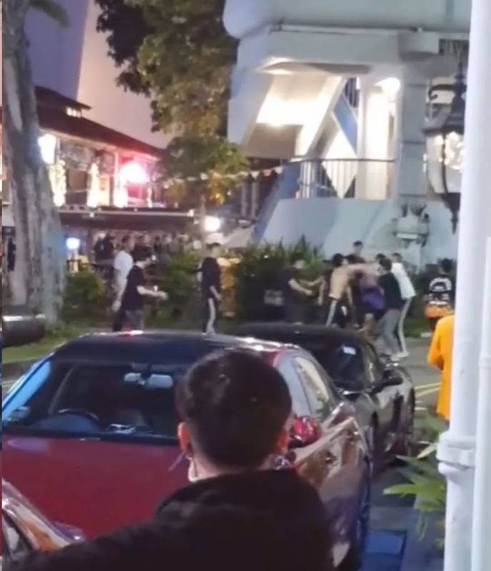 众人当街打群架!焚烧筒盖竟成攻击武器