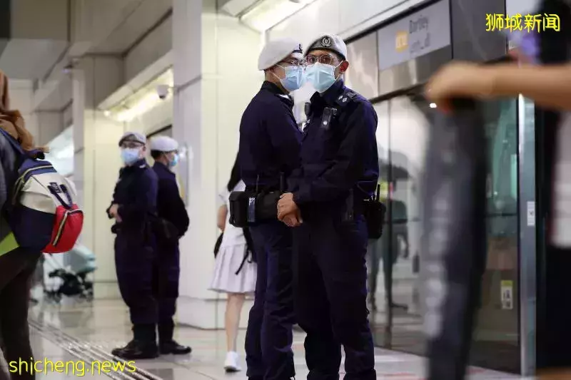 搭地铁迷路警伸援 自闭童送画表谢意