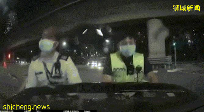 人间自有真情在,新加坡雨中接力推车献爱心