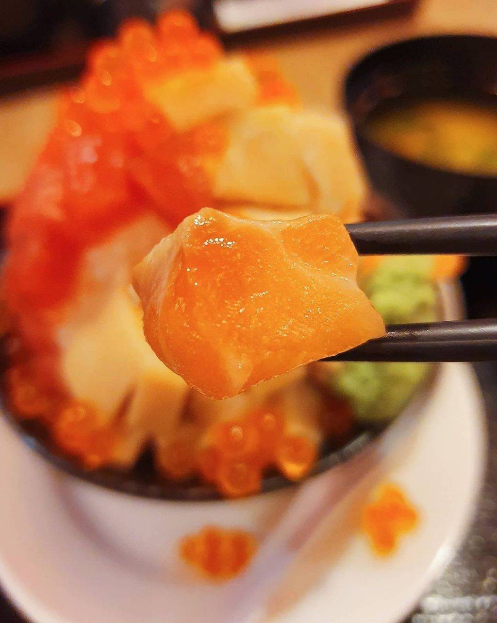 分量和高度全都有‼Kotobuki用料实在、下手大方💥满满三文鱼的丼饭,像山一样高