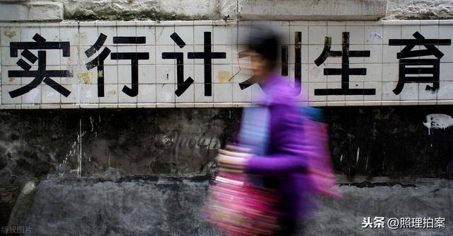 新加坡今天生的越多奖励越多,可谁知几十年前它却连控15年生育