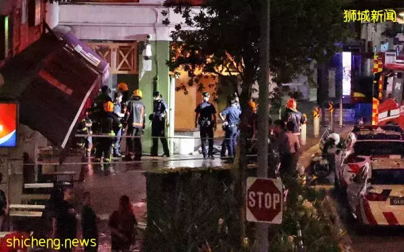 手机店起火 店主爱犬受困熏死