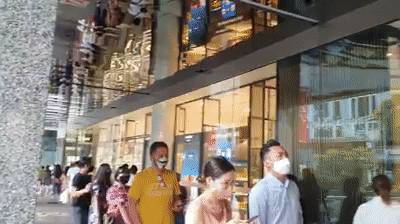 实拍!新加坡这家商场被挤爆!网站也刷爆