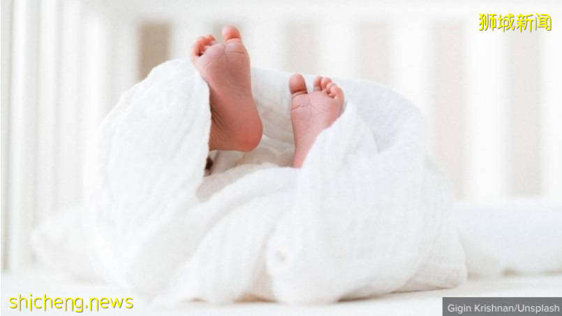 男婴躺陪月嫂胸前死去 验尸庭：死因不详