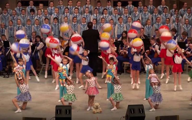 儿童节花样百出!新加坡给大人放假、西班牙糖果游行、巴西要挨针、英国“打”老师