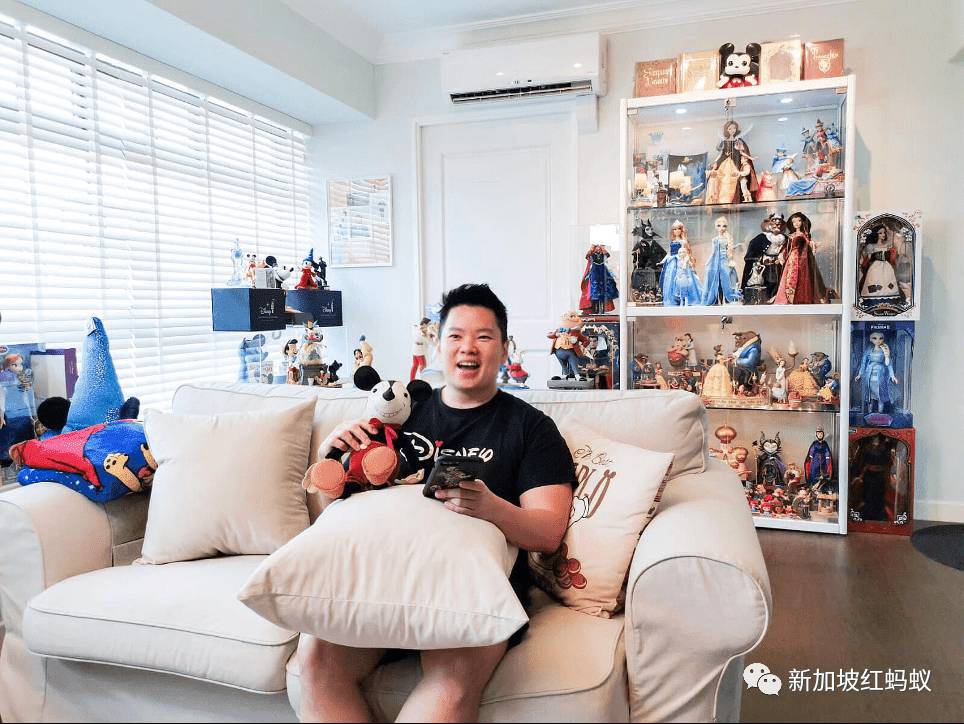 新加坡狂熱收藏家把組屋打造成迷你“迪士尼”，門裏門外兩個世界