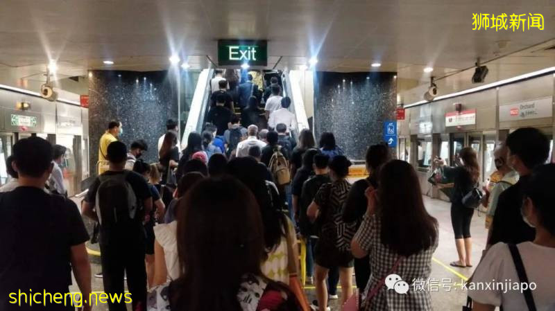 新加坡地铁今早发生故障,大批人潮聚集乌节路站