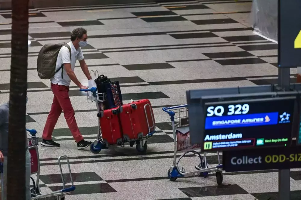 外媒曝游客进新加坡遭遇,卫生部强烈驳斥:来这里就要遵守规矩