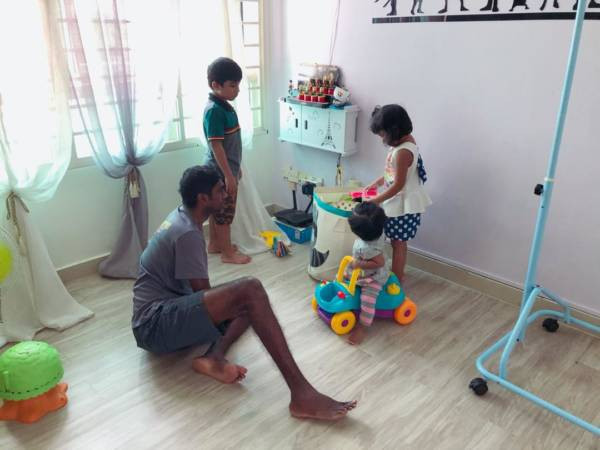 ◤肺炎疫情◢ 一家五口新加坡團圓 孩子興奮不已 父母感動落淚