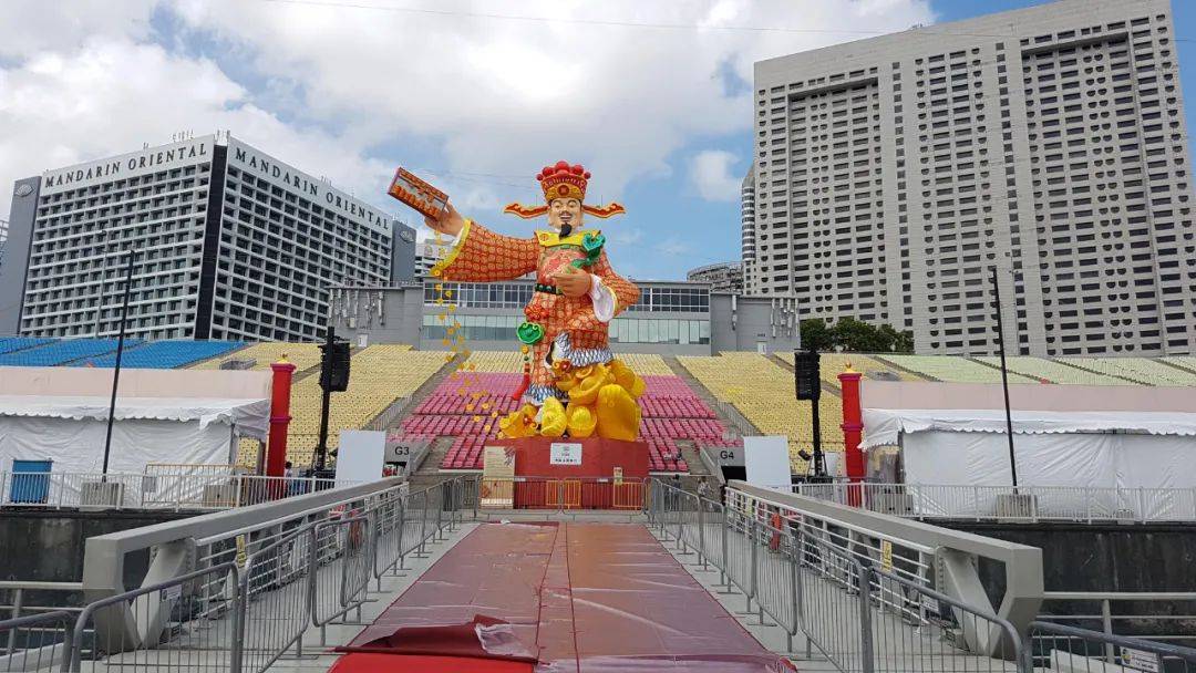 新加坡總理李顯龍魔性拜年視頻火了！各部長花式拜年，竟有財神爺上門討債