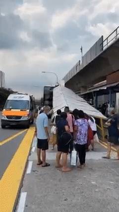 實拍新加坡巴士撞進德士站!頂棚倒塌、多人受傷,部長到場