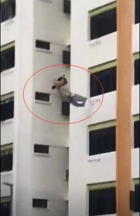 新加坡网友追拍赤身老安哥跳楼全程,“安全气囊”成救命稻草